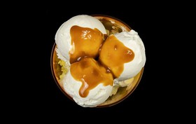 Мороженое в креманке и карамельный соус - Фото