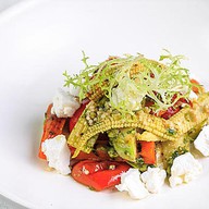 Салат из печеных овощей с соусом песто Фото