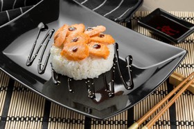 Японский рис с лососем - Фото