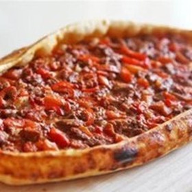 Пицца с бараниной в томатном соусе - Фото