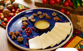 Сыр сулугуни с медом - Фото