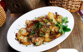 Картофель жареный с луком и грибами - Фото