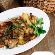 Картофель жареный с луком и грибами Фото