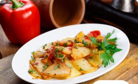 Картофель жареный с луком и томатом - Фото