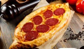 Пицца с колбасой салями - Фото