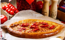 Пицца с домашним фаршем и острым перцем - Фото