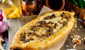 Пицца с шампиньонами и сыром - Фото