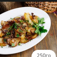 Картофель, жареный с луком и грибами Фото