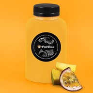 Тропический напиток манго-маракуйя Фото