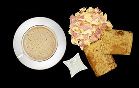 Завтрак с сытными блинами по-домашнему - Фото