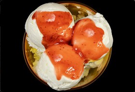 Мороженое в креманке с клубничным соусом - Фото