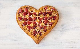 Пирог с клубникой в форме сердца - Фото