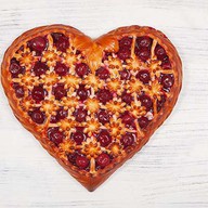 Пирог с вишней в форме сердца Фото