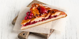 Пирог с клубникой и красной смородиной - Фото