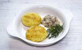 Биточки картофельные с грибным соусом - Фото