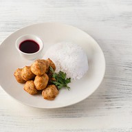 Фрикадельки куриные с соусом и рисом Фото