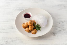 Фрикадельки куриные с соусом и рисом - Фото