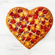 Пирог с клубникой в форме сердца Фото