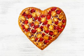 Пирог с клубникой в форме сердца - Фото