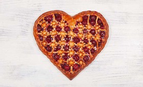 Пирог с вишней в форме сердца - Фото
