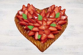 Супер-пирог с клубникой сердце - Фото