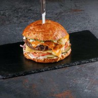 Бургер с котлетой из говядины, луком Фото