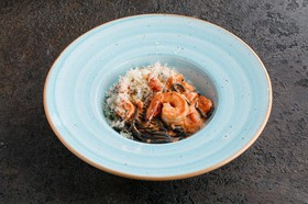 Черные спагетти с лососем и креветками - Фото