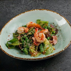Салат с морепродуктами с соусом - Фото