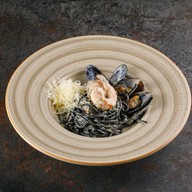 Черные спагетти с лососем, мидиями Фото