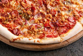 Пицца с копчеными колбасками - Фото