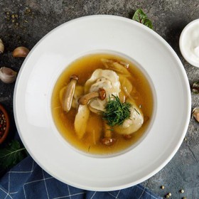 Суп с пельменями и лесными грибами - Фото