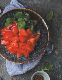 Салат из вкуснейших помидоров с луком - Фото