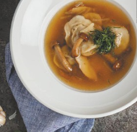 Суп с пельменями и лесными грибами - Фото