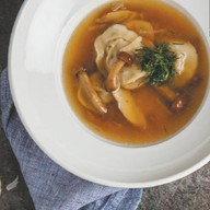 Суп с пельменями и лесными грибами Фото