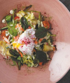 Краб-салат с яйцом пашот кабачком - Фото