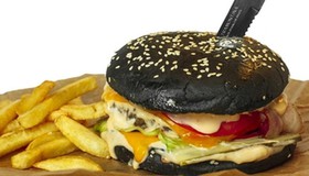 Черный бургер с говядиной - Фото