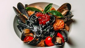 Черные спагетти с лососем,мидиями,икрой - Фото