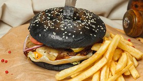 Черный бургер с грудинкой-гриль и сыром - Фото