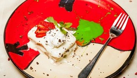 Бисквитное пирожное с клубникой, киви - Фото