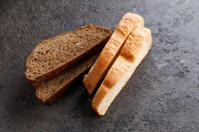 Хлеб белый и ржаной - Фото