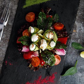 Салат из помидоров и огурцов с кремом - Фото