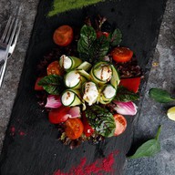 Салат из помидоров и огурцов с кремом Фото