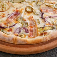 Пицца с беконом и халапеньо Фото