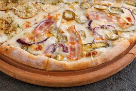 Пицца с беконом и халапеньо - Фото