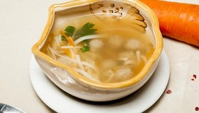 Суп с домашней лапшой и фрикадельками - Фото