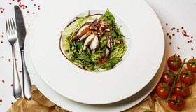 Салат с копченым угрем и авокадо - Фото