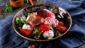 Салат с вяленой свеклой, пармой и кремом - Фото