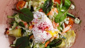 Краб-салат с яйцом пашот - Фото