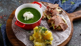 Щавелевый крем-суп с мятым картофелем - Фото