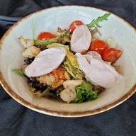 Салат с креветками и крабовым ганашем Фото